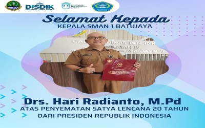 Penghargaan Satya Lencana 20 Tahun Drs. Hari Radianto, M.Pd.